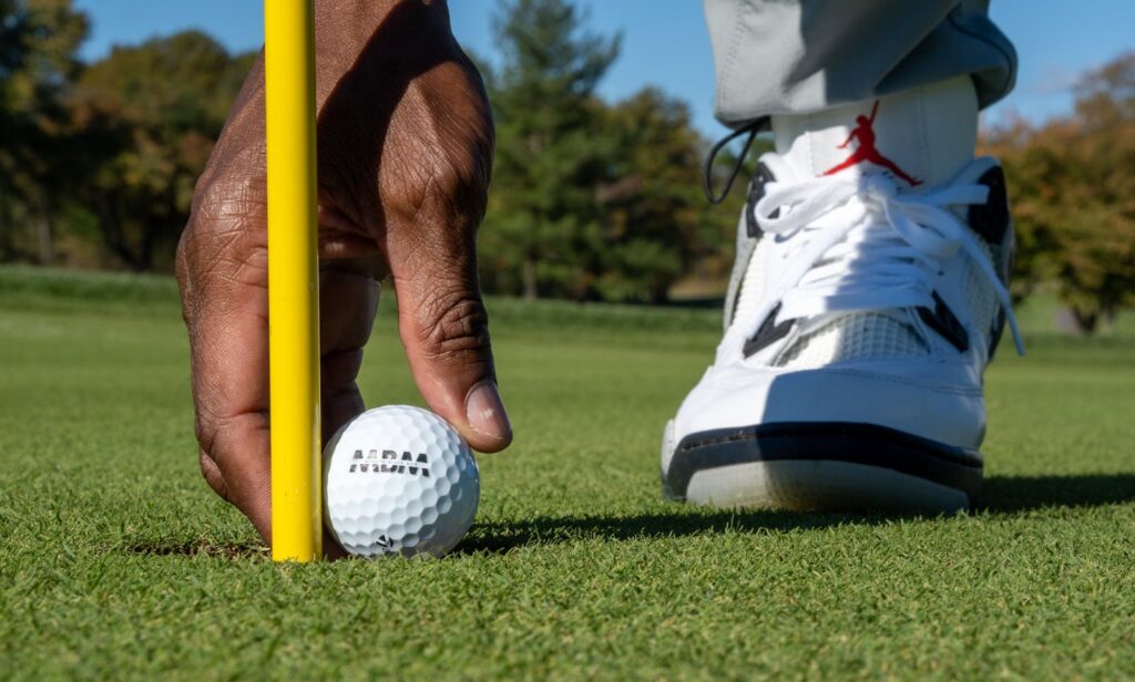Découvrez comment le fitting pour les hommes améliore précision, confort et distance au golf. Boostez vos performances avec du matériel