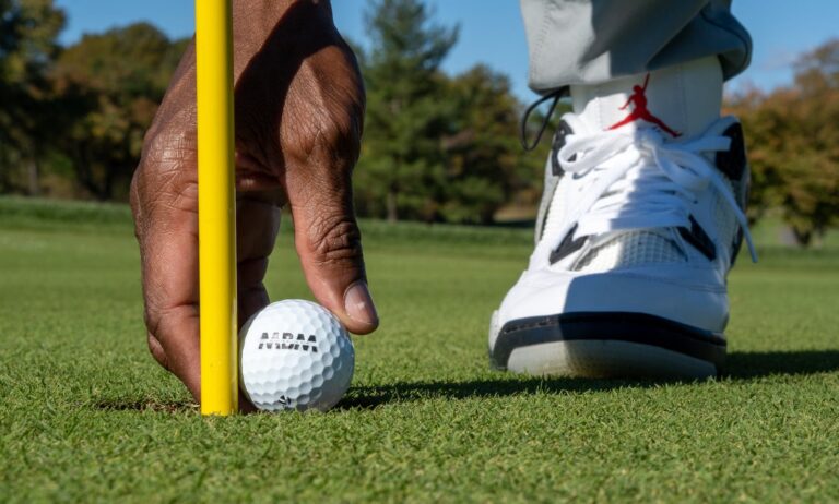 Découvrez comment le fitting pour les hommes améliore précision, confort et distance au golf. Boostez vos performances avec du matériel