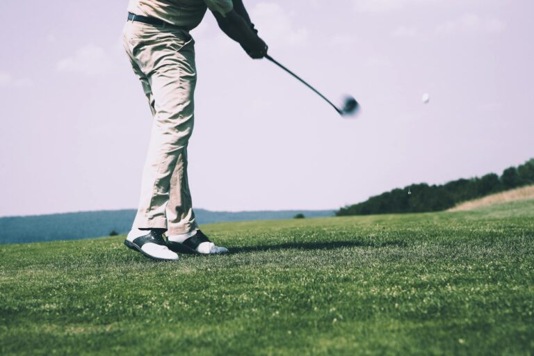 Le fitting pour les seniors est devenu une étape incontournable pour tous ceux qui souhaitent prolonger leur passion du golf tout en s'adaptant aux évolutions naturelles de leur corps