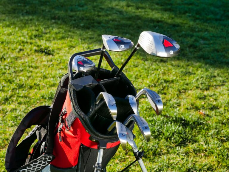Le club de golf hybride est votre nouvelle arme secrète sur le parcours ! Facile à jouer, précis et ultra-polyvalent, il vous aidera à gagner en régularité. Ne laissez plus les coups difficiles gâcher votre score : adoptez l’hybride et transformez votre jeu !