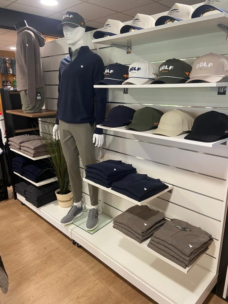 proshop avec des vetements de golf a Annecy