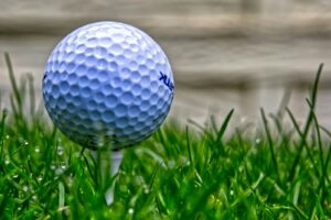 Vous débutez ou vous cherchez à progresser ? Découvrez comment choisir une balle de golf adaptée à votre style pour améliorer vos performances.