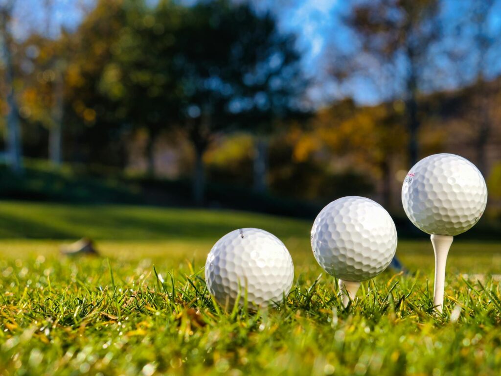 Pourquoi le tee au golf est essentiel pour réussir ses départs