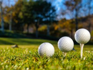 Pourquoi le tee au golf est essentiel pour réussir ses départs