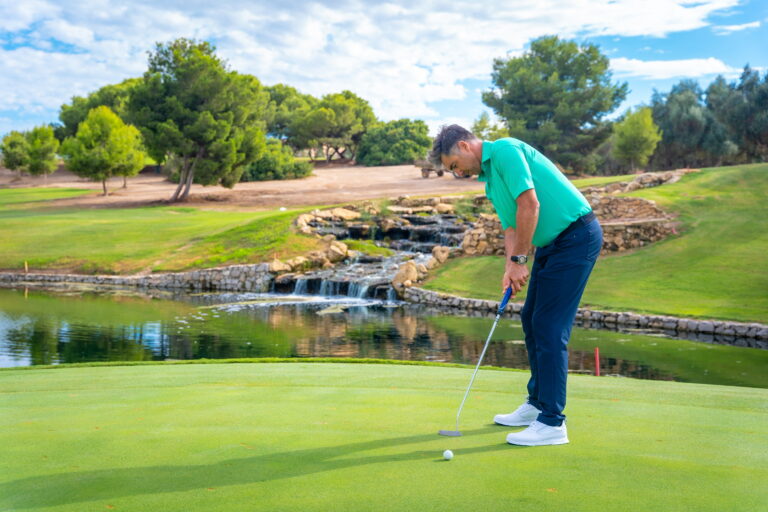 Le green au golf expliqué : découvrez son rôle essentiel et comment le maîtriser pour améliorer votre score.